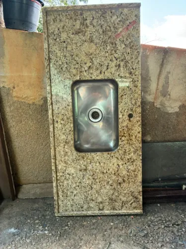 Pia de Granito com quina danificada 1,16x51cm