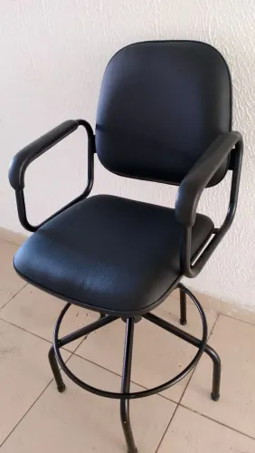 Cadeira caixa com braços aro fixo Reformada 