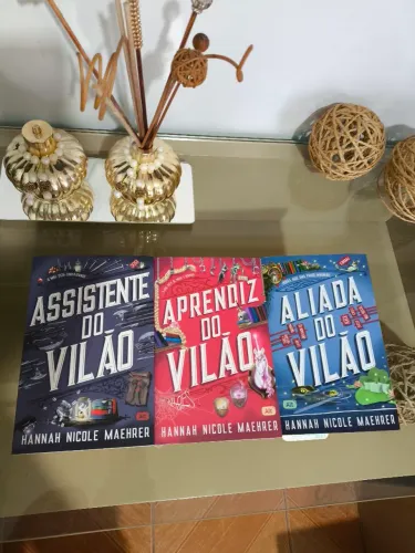 Livros 1, 2 e 3 Assistente do vilão e Aprendiz do vilão e Aliada do vilão 
