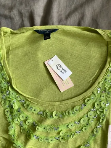 NOVO! COM ETIQUETA! Blusa verde com detalhes em paetês