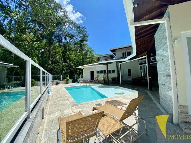 Linda casa em condomínio fechado Park Hills