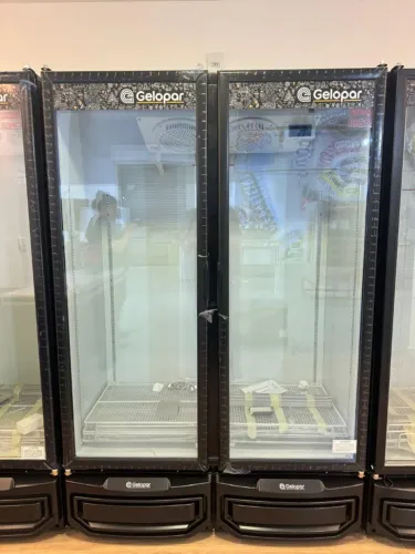 Expositor de bebidas 2 portas 950 litros 0 a 7 graus Gelopar 