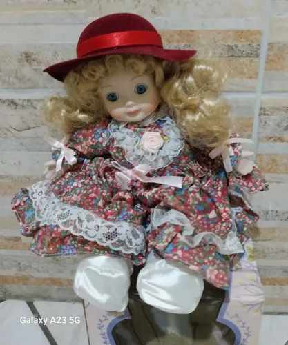 Boneca porcelana
