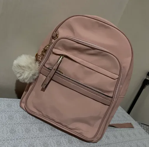 Mochila Rosa com Pom-Pom