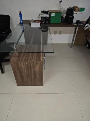 Mesa de Escritório com Tampo de Vidro