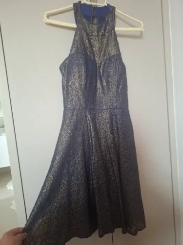 Vestido de renda azul e dourado