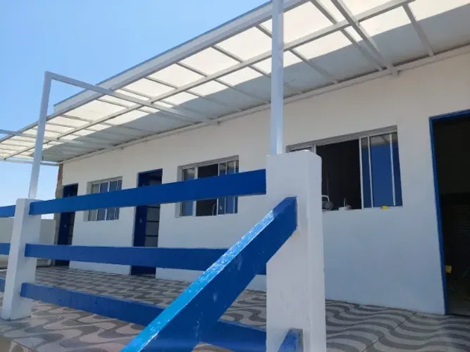 ALUGO SUITES EM FRENTE A PRAIA , MOBILIADAS , PÉ NA AREIA