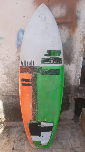 Prancha de surf JS INDUSTRIES modelo Pier Pony medidas 5'7" x 21 1/8" x 2 5/8" 34litros  .