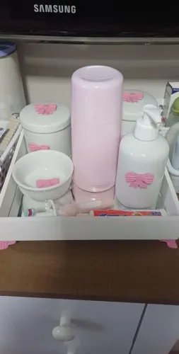Kit higiene bebê rosa com detalhes de laços