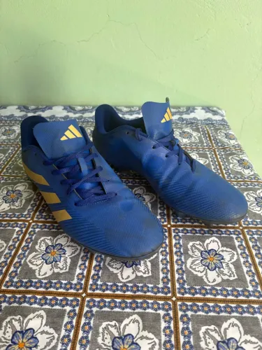 Chuteira de Campo Adulto adidas Predator Essentials