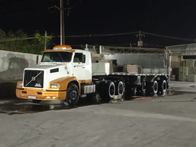 Carreta Volvo NL10 340 com prancha 2 eixos