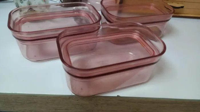 Potinhos em acrilico cor Rosa sao 3 valor 28.obs não faço entregas