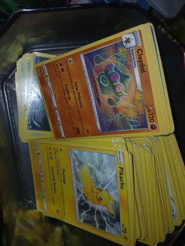 275 CARTAS DO POKEMON, AS CARTAS VARIAM ENTRE TREINADORES,COMUNS E INCOMUNS 3 LATAS BRLTS