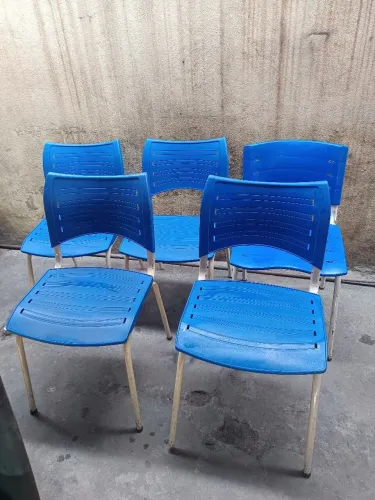 Vendo essas 05 cadeira de plástico 40,00 cada