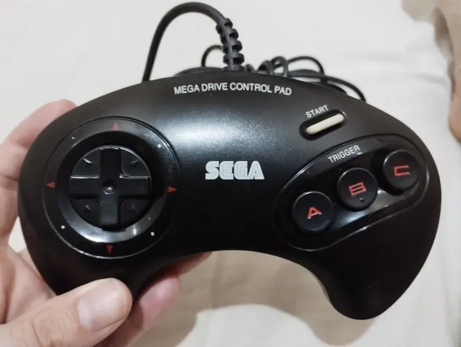 Controle do Sega Mega Drive bem conservado! 