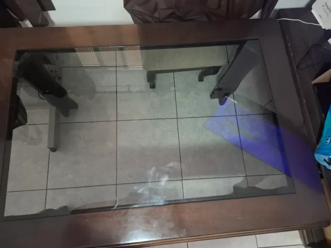 Vendo mesa em madeira maciça com vidro grosso apenas a mesa