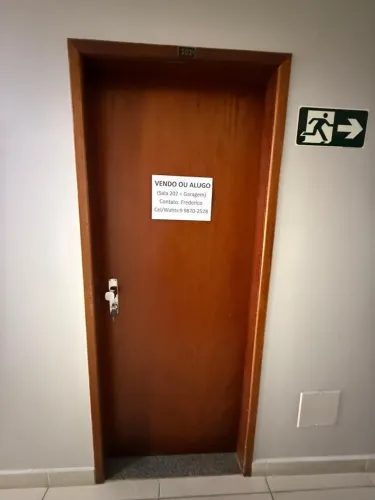 Vendo sala comercial no centro de Ubá com garagem, em frente a Tati Calçados.