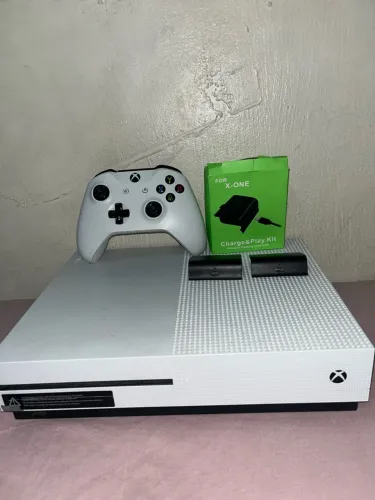 Xbox one s,acompanha 1 controle,com 2 baterias recarregáveis e alguns jogos 