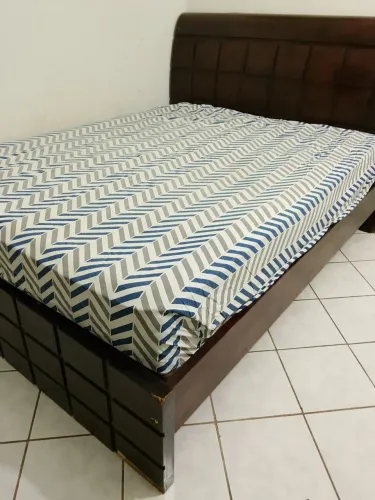 Cama Queen Size de madeira com cabeceira e colchão | Motivo: mudança