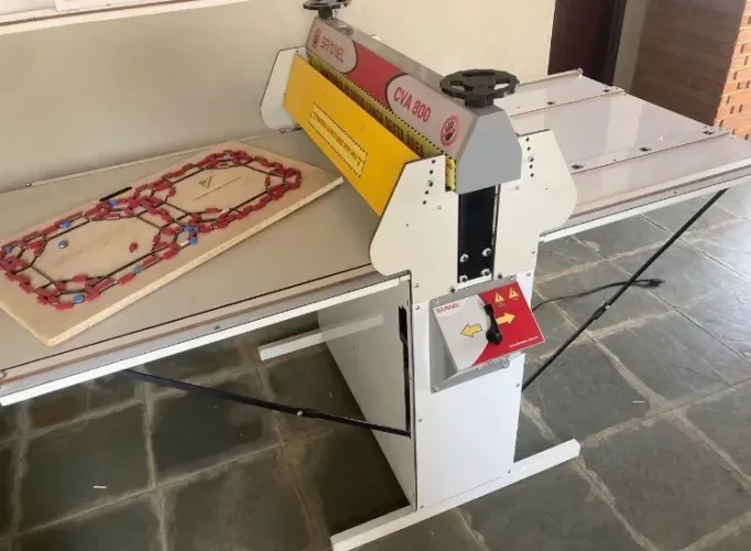 Máquina corte e vinco plana 