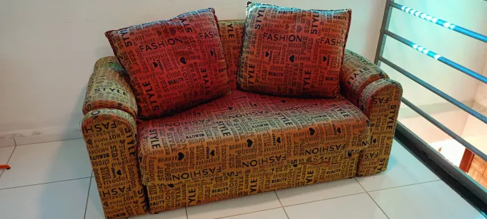 Sofá-cama retratil 2 lugares, com almofadas.