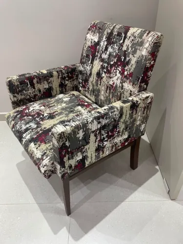 Poltrona de tecido com tema urbano e pés de madeira