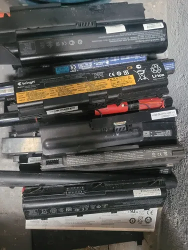 Lote 25 bateria notebook 4,6 8 celulas com defeitos variado intactas so 275 tudo