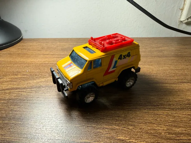 Furgão 4x4 amarelo Miniatura anos 90