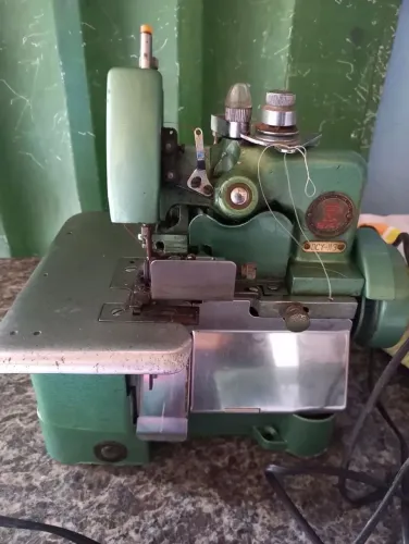 Máquina de costura Overlock 