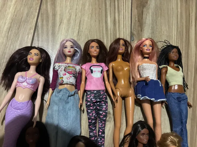 lote com 10 barbies originais diversos modelos