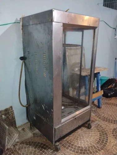 Máquina de assar carne e frango