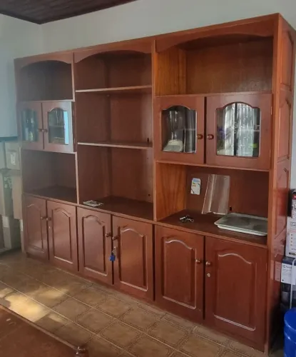 Restante em madeira maciça (cerejeira) 220 altura x 300 comprimento x 45 profundidade.