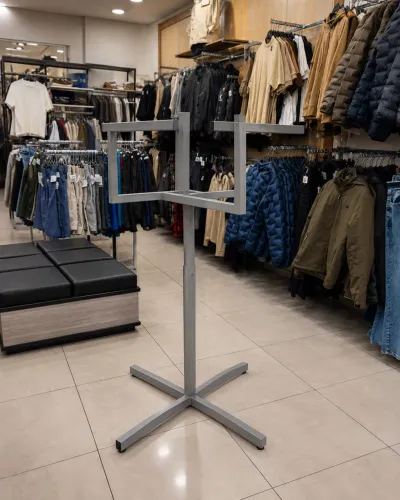 Arara Expositora de Roupas Metálica 4 Braços - Ideal para Loja