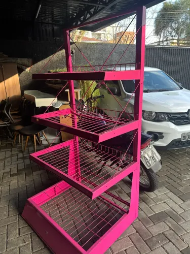 Prateleira rosa de ferro