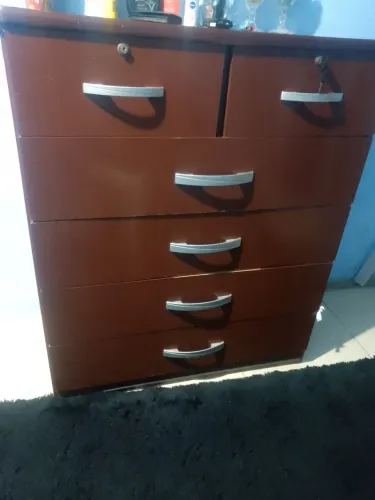 Vendo uma cômoda 6 gavetas sendo 4 de roupas e 2 de objetos pessoas e documentos