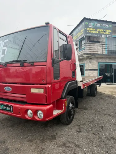 Ford cargo 815 e plataforma hidráulica 5.50 mts com asa delta