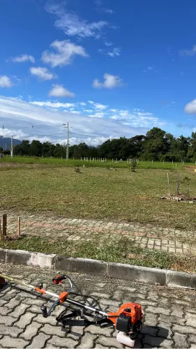 Roçadas de lotes, corte de mato alto.