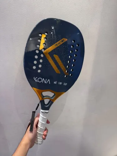 Raquete KONA Traktor Gray 2026 - 1 Dia de Uso