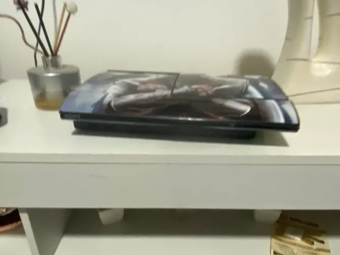 Vendo ps3 em ótimas condições com tema assasins creed