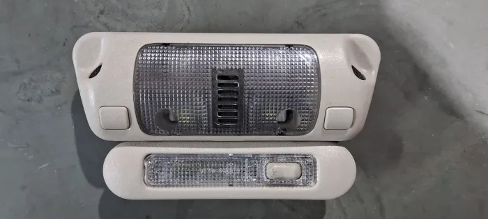Luz de teto dianteira e traseira e porta oculos do corsa