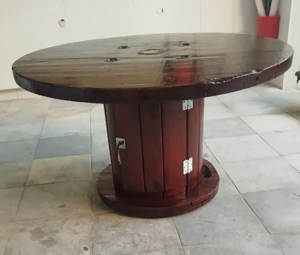 Mesa rústica envernizada com armário embutido 