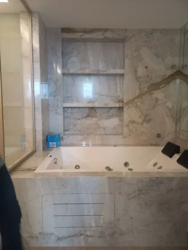 Instalações de porcelanato, mármores
