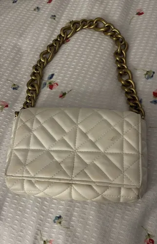 Bolsa Zara matelassê off-white com corrente grossa dourada