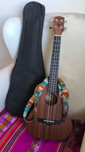 Ukulele Tagima Tenor com acessórios