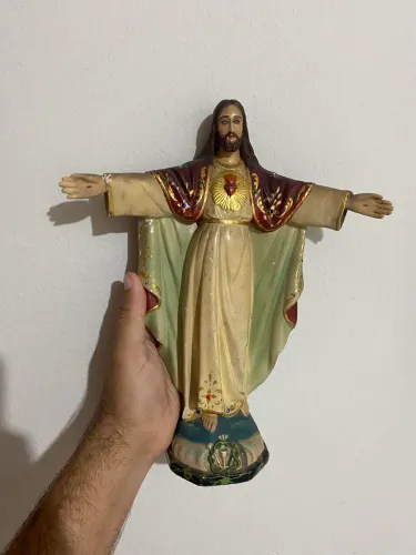 Antiga imagem sacra em estuque com olhos de vidro é rica policromia.