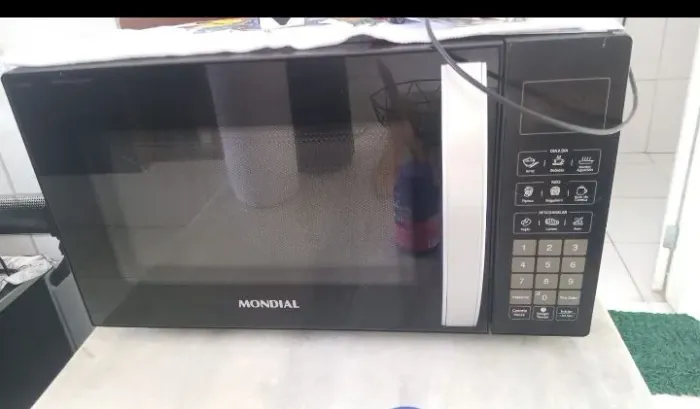 Micro-ondas MONDIAL, preto, 1200W 127 V, comporta até 21Kl 