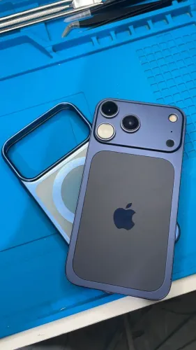 iPhone XR em 17 Pro Azul Intenso 64GB