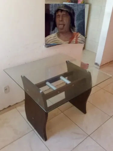 Mesa de vidro com base de madeira
