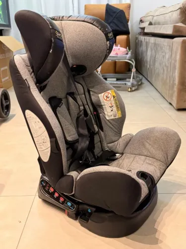 Cadeirinha Safety 1st Multifix 0 a 36 kg com ISOFIX, para carro.