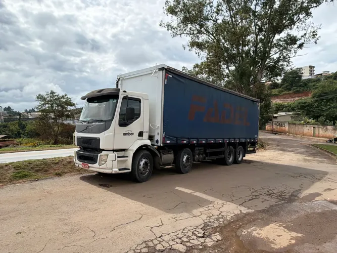 Volvo bitruck baú Saider 